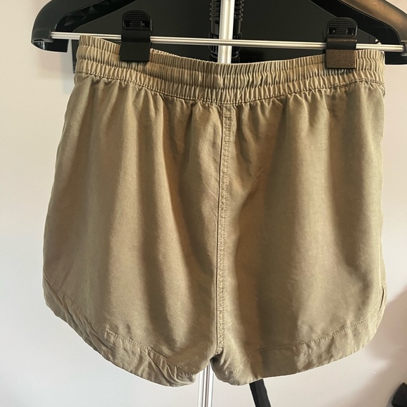 BE COOL TENCEL RUNNER SHORTS IN GREEN - Picture 2 of 3